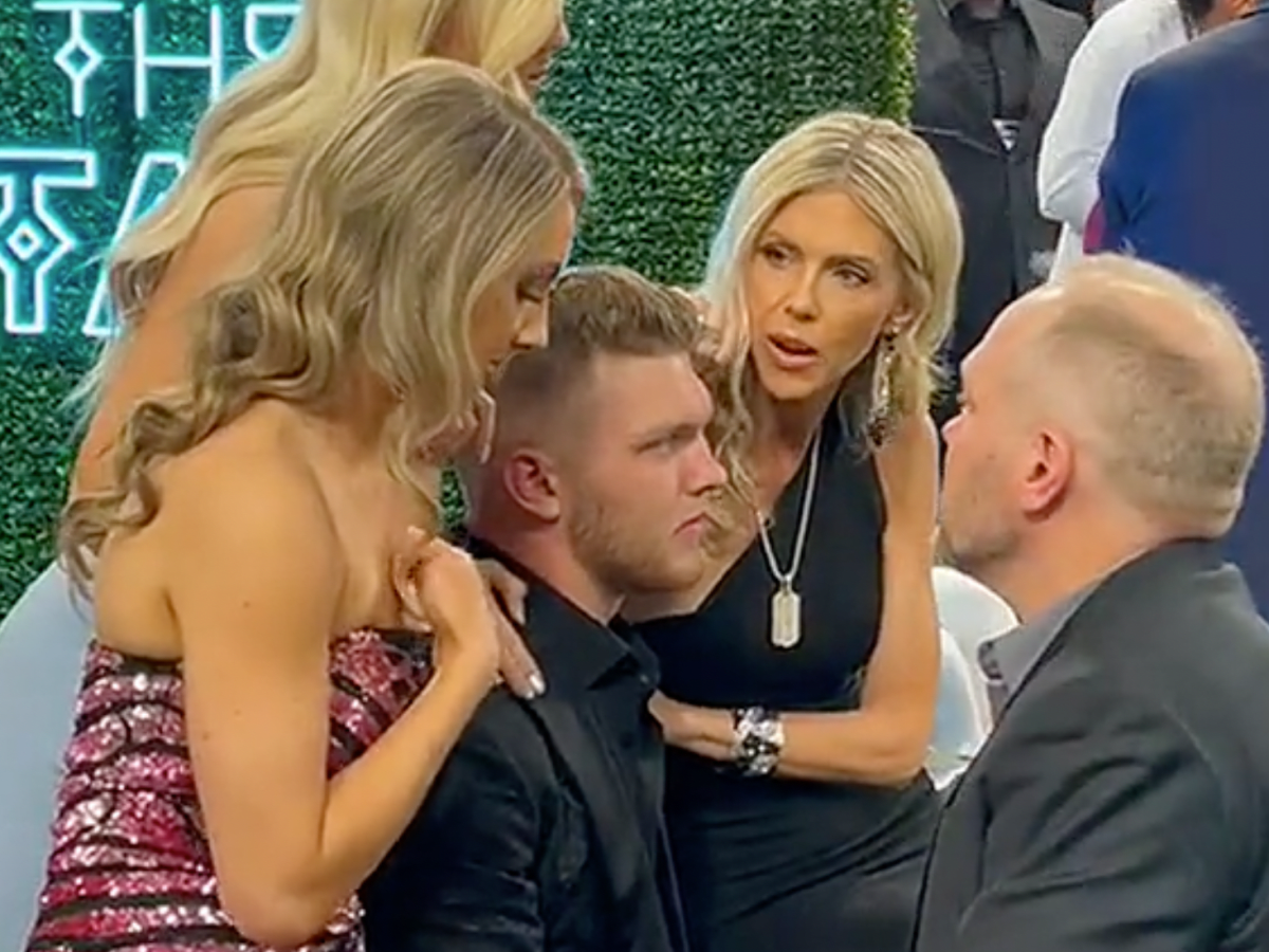 Look: Aidan Hutchinson Family Has Special Moment At Draft - The