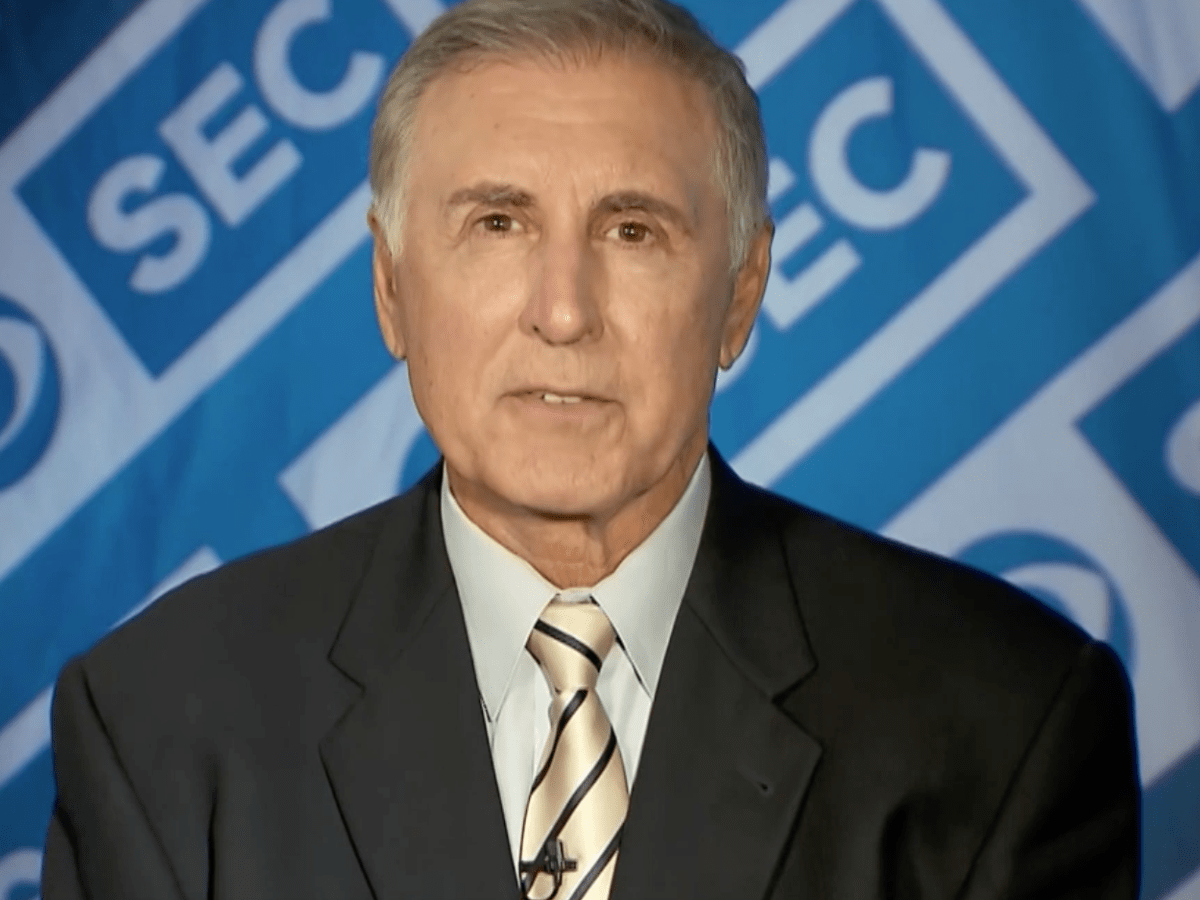 CBS announcer Gary Danielson takes shot at Notre Dame