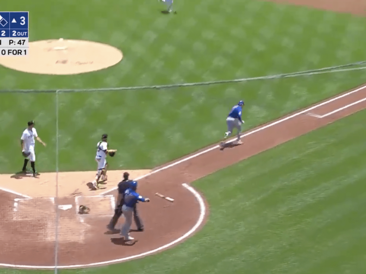 For his next act, baseball magician Javy Baez used sleight of hand to avoid  a tag and steal third base