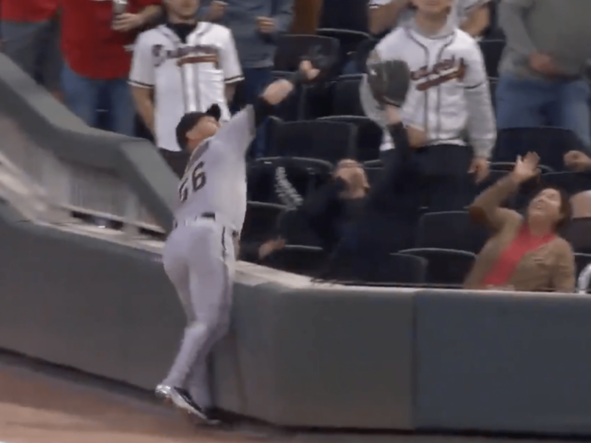 Kole Calhoun fist bumps young fan who takes his foul ball