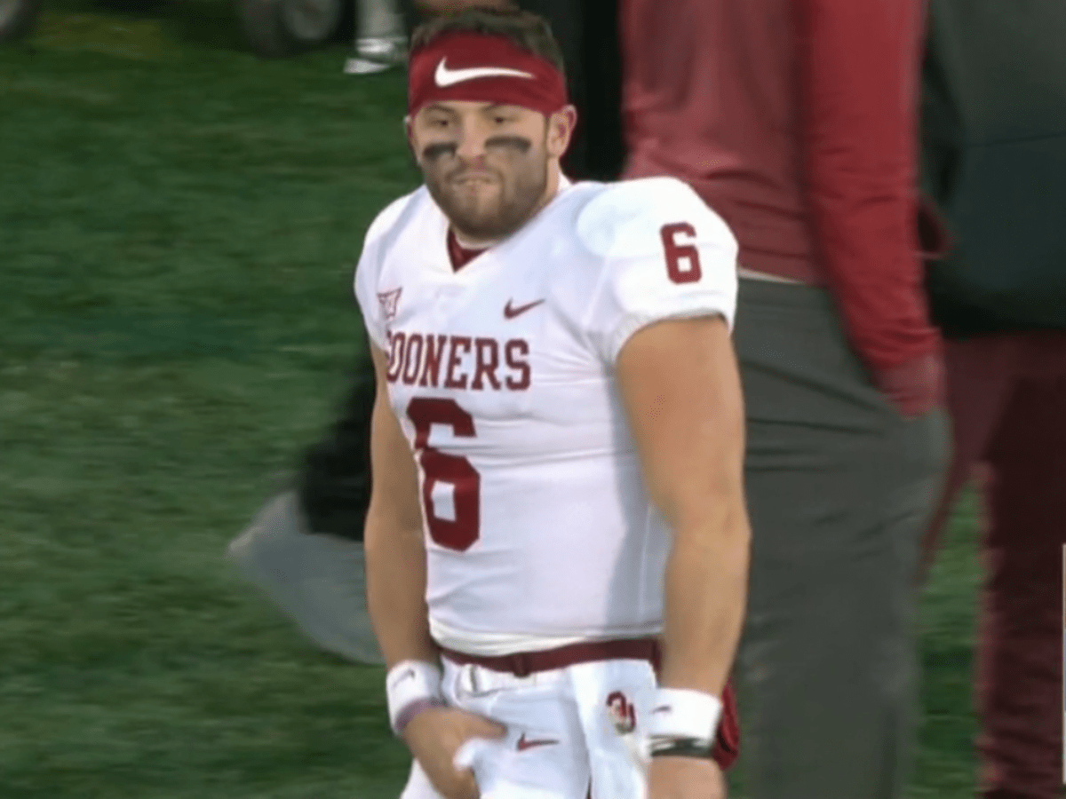 Oklahoma captains take Baker Mayfield's jersey with them to coin toss