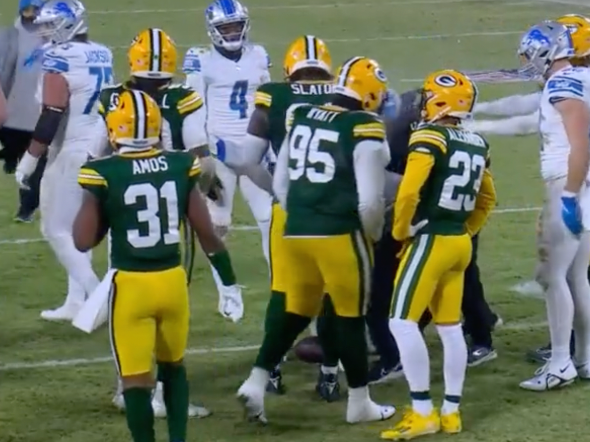 Green Bay Packers players huddle up during an NFL football game against the  Washington Commanders, Sunday, October 23, 2022 in Landover. (AP  Photo/Daniel Kucin Jr Stock Photo - Alamy