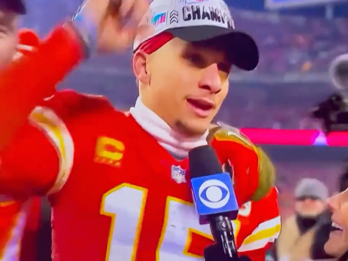 Chiefs players crash Patrick Mahomes postgame interview