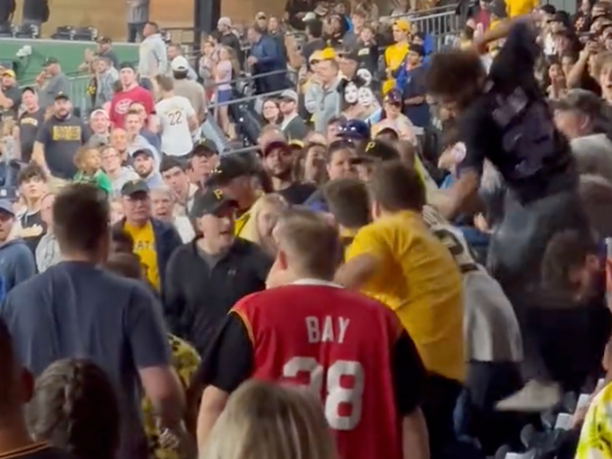 Fight breaks out between Mets and Pirates fans in the stands