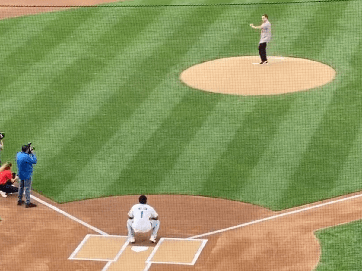 Rick Pitino throws 1st pitch to Donovan Mitchell at Yanks-Mets