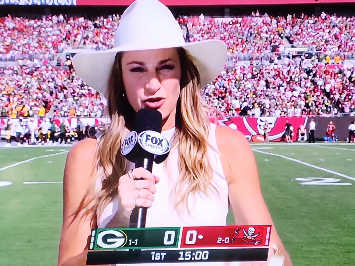 PHILADELPHIA, PA - DECEMBER 04: Fox Sports sideline reporter Erin