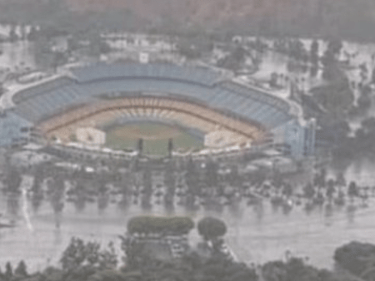 Fans Stunned By Image Of Dodger Stadium During Storm - The Spun