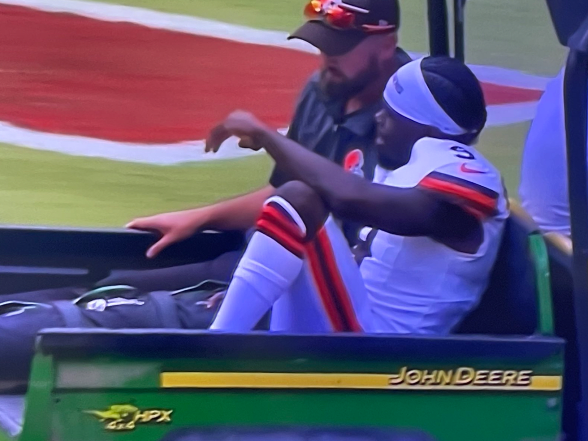 Jakeem Grant Sr. carted off after knee injury on opening kickoff