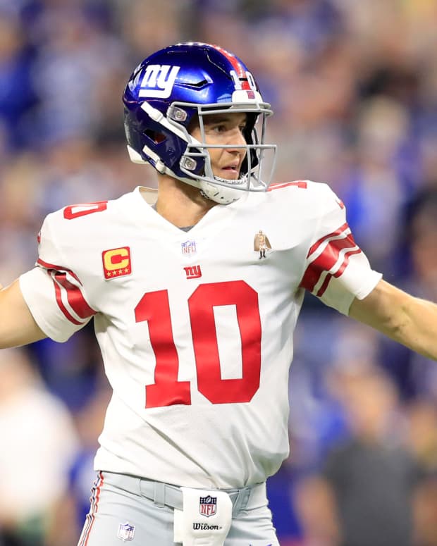 New York Giants QB Eli Manning throwing a pass.