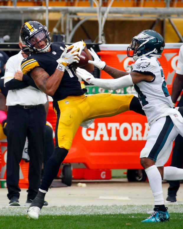 Chase Claypool hauls in a pass for the Steelers.