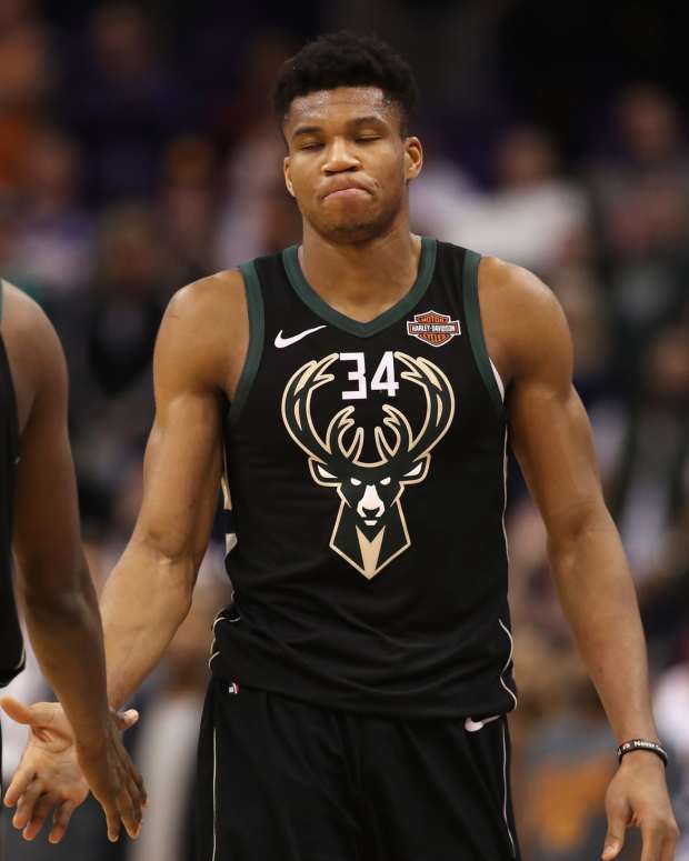 Giannis Antetokounmpo Injury Update Ahead Of Bucks Vs Suns The Spun