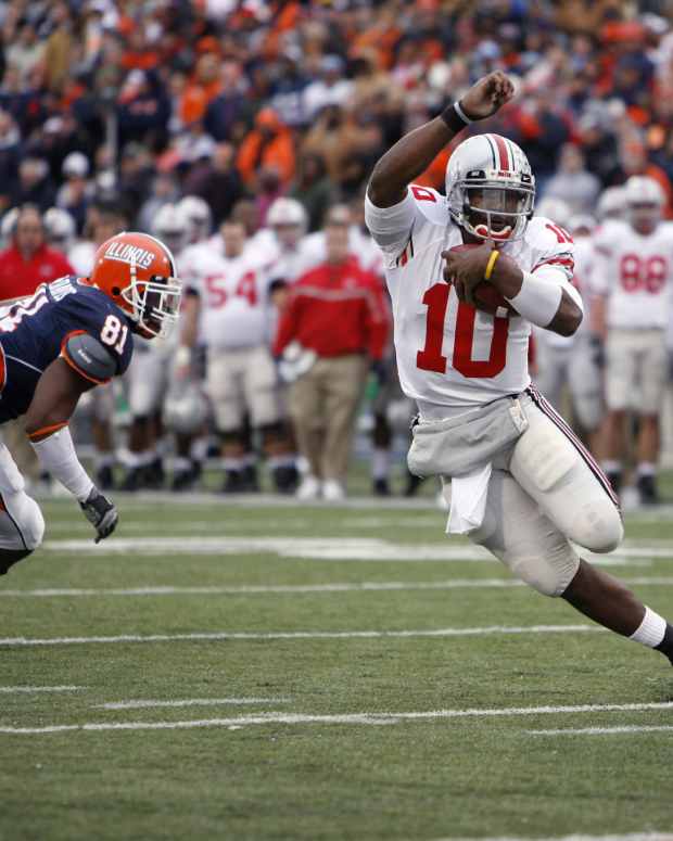 Troy Smith running the ball for Ohio State.