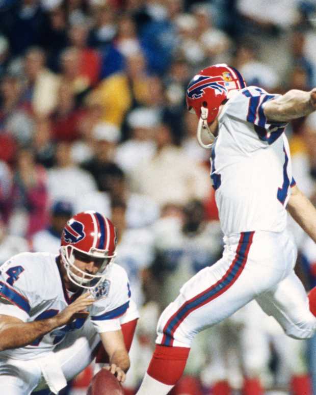 TAMPA BAY, FL - JANUARY 27:  Scott Norwood #11 of the Buffalo Bills attempts a field goal against the New York Giants during Super Bowl  XXV on January 27, 1991 at Tampa Stadium in Tampa Bay, Florida. The Giants won the game 20-19. (Photo by Focus on Sport/Getty Images)