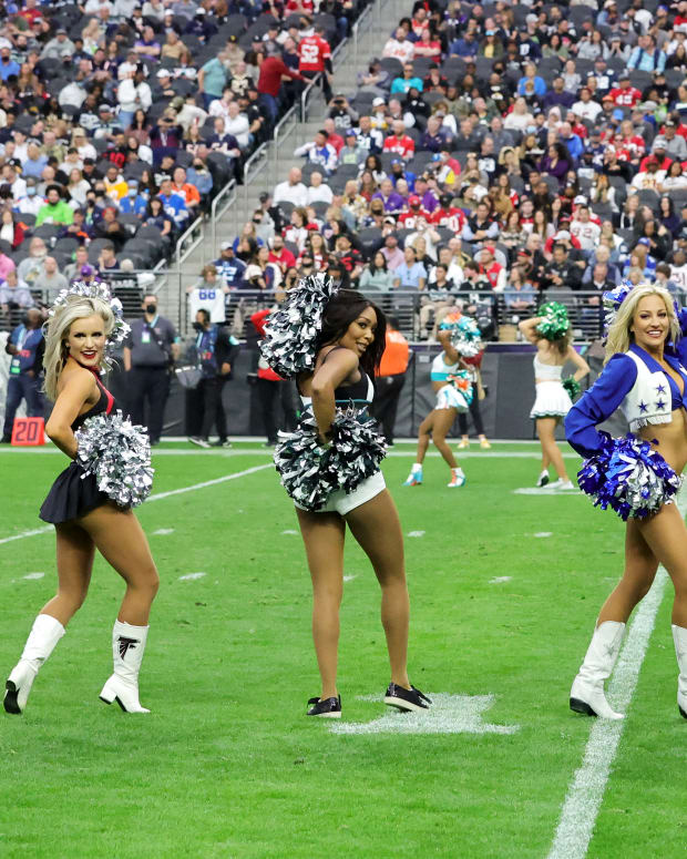 Pro Bowl cheerleaders going viral.