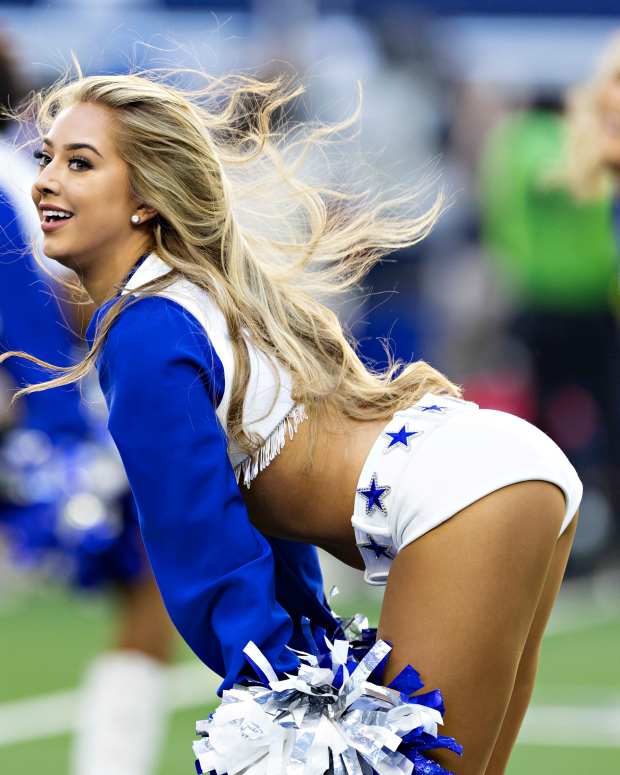 Dallas Cowboys cheerleader going viral on Thanksgiving.