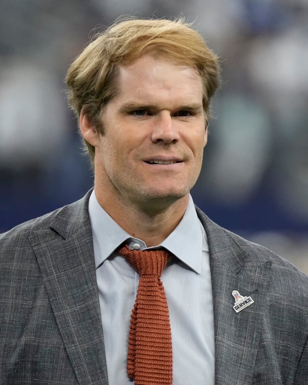 Greg Olsen on the field for Cowboys vs. Giants