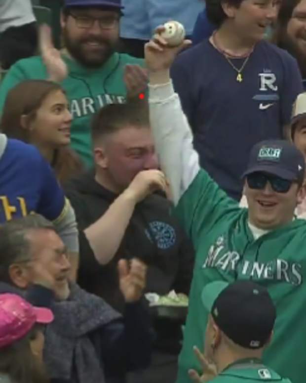 A Mariners fan catches foul balls on back-to-back pitches.