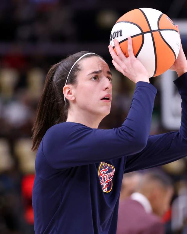 Caitlin Clark shooting warmups.