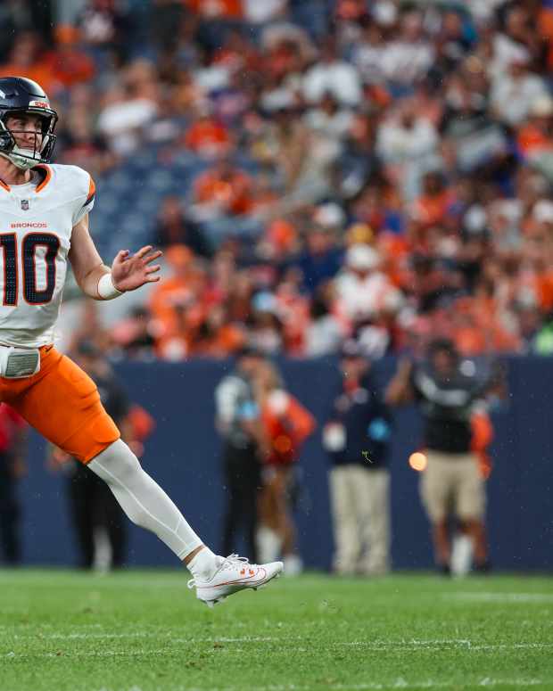 Bo Nix throws the ball.