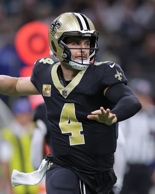 Derek Carr throwing for the Saints.