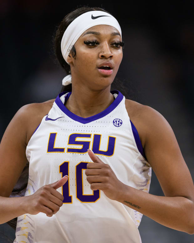 That sh*t was wild”: College hoops world raves about LSU coach Jennifer  Roberts' eye-catching outfit during Tigers' South Carolina matchup