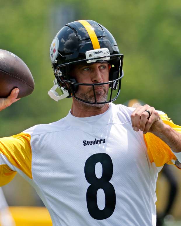 Aaron Rodgers throws a pass for the Steelers.