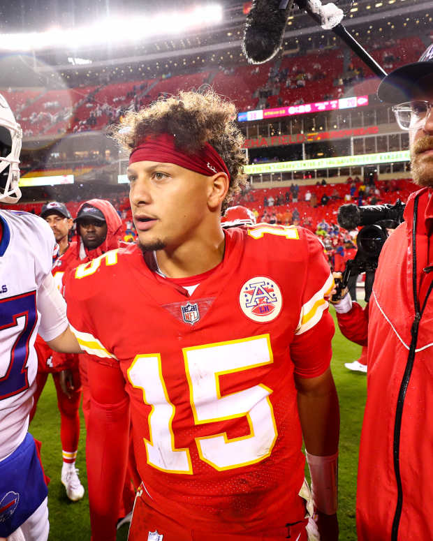 KANSAS CITY, MO - OCTOBER 10: Josh Allen #17 of the Buffalo Bills talks with Patrick Mahomes #15 of the Kansas City Chiefs after an NFL game at GEHA Field at Arrowhead Stadium on October 10, 2021 in Kansas City, Missouri. (Photo by Kevin Sabitus/Getty Images)