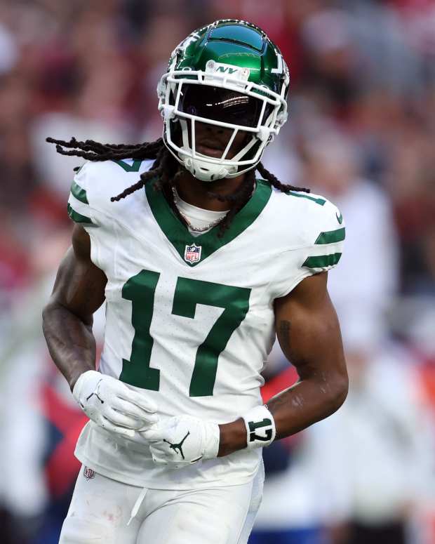 GLENDALE, ARIZONA - NOVEMBER 10: Wide receiver Davante Adams #17 of the New York Jets in action during the game against the Arizona Cardinals at State Farm Stadium on November 10, 2024 in Glendale, Arizona. The Cardinals defeated the Jets 31-6. (Photo by Chris Coduto/Getty Images)