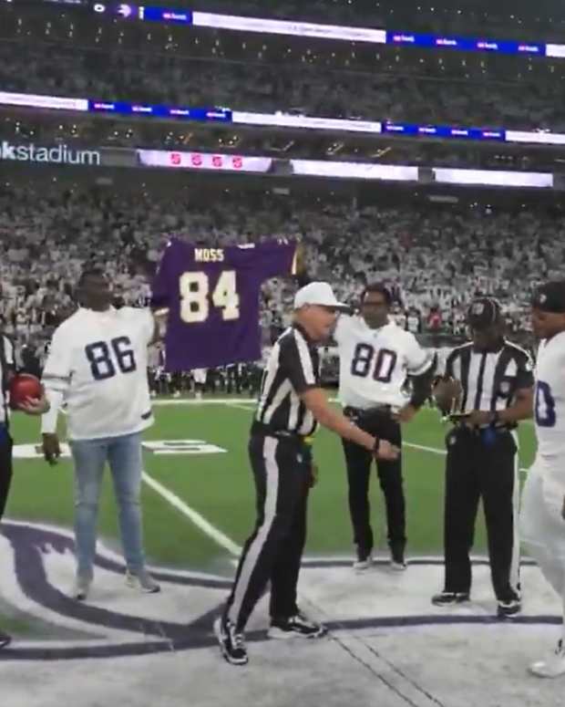 Vikings pay tribute to Randy Moss after his cancer diagnosis.