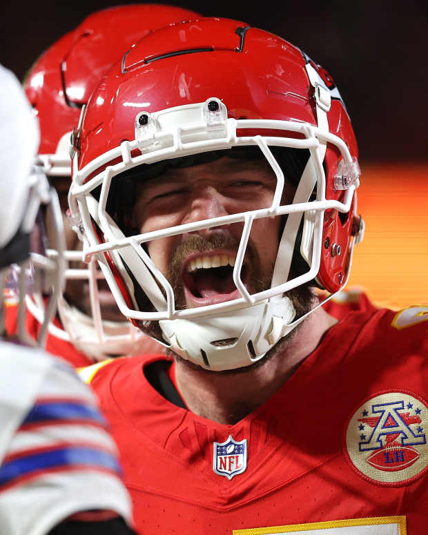 Travis Kelce reacting.