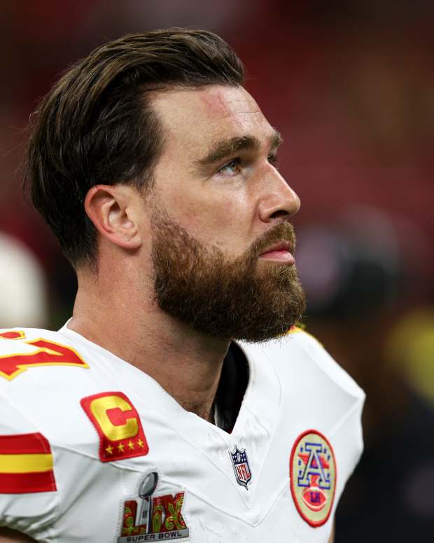 Travis Kelce's hair on display.