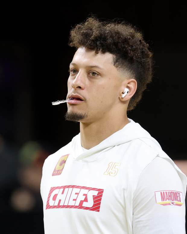 Mahomes warming up.