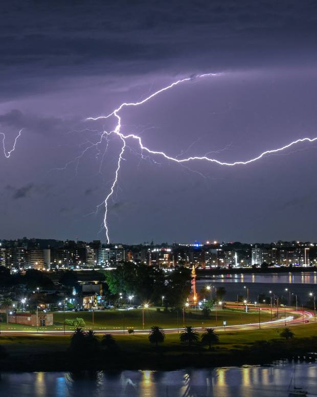 Lighting seen in Uruguay.