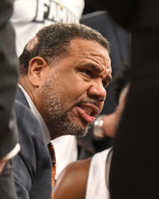 Look Ed Cooley Has Blunt Response To Georgetown Rumors The Spun