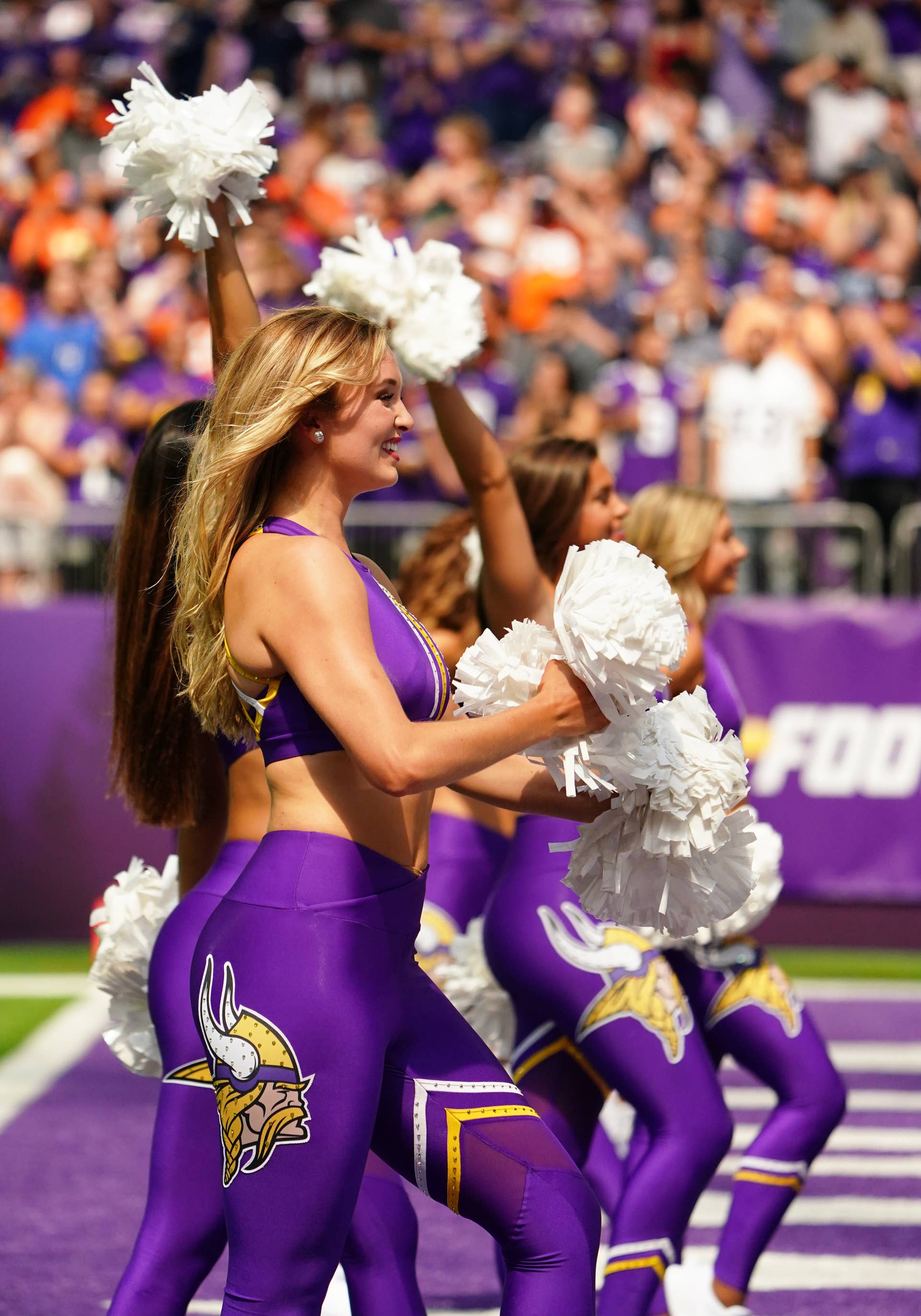 Perfect' Vikings Cheerleader Trending Before Sunday Morning Game - The Spun