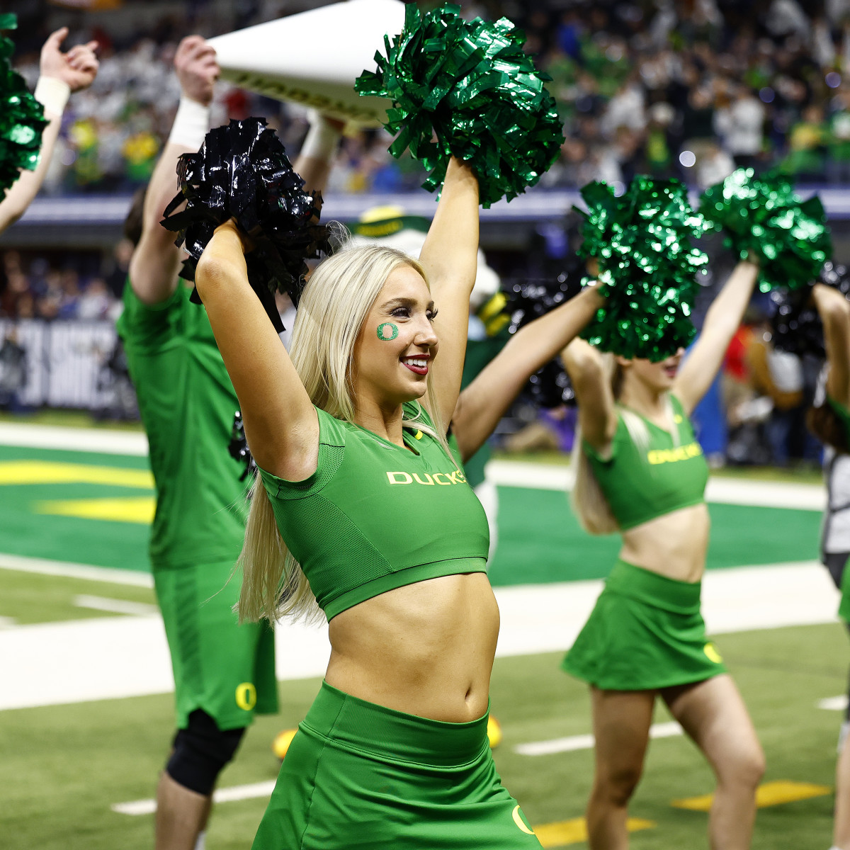 Cheerleader college hi-res stock photography and images - Alamy, image size:1200x1200