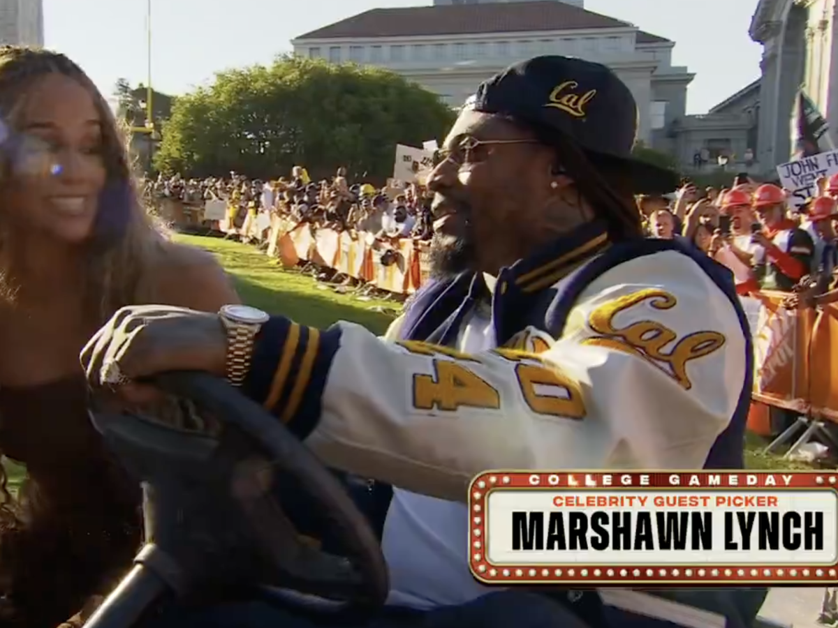 Running Back Marshawn Lynch: \, image size:1200x900