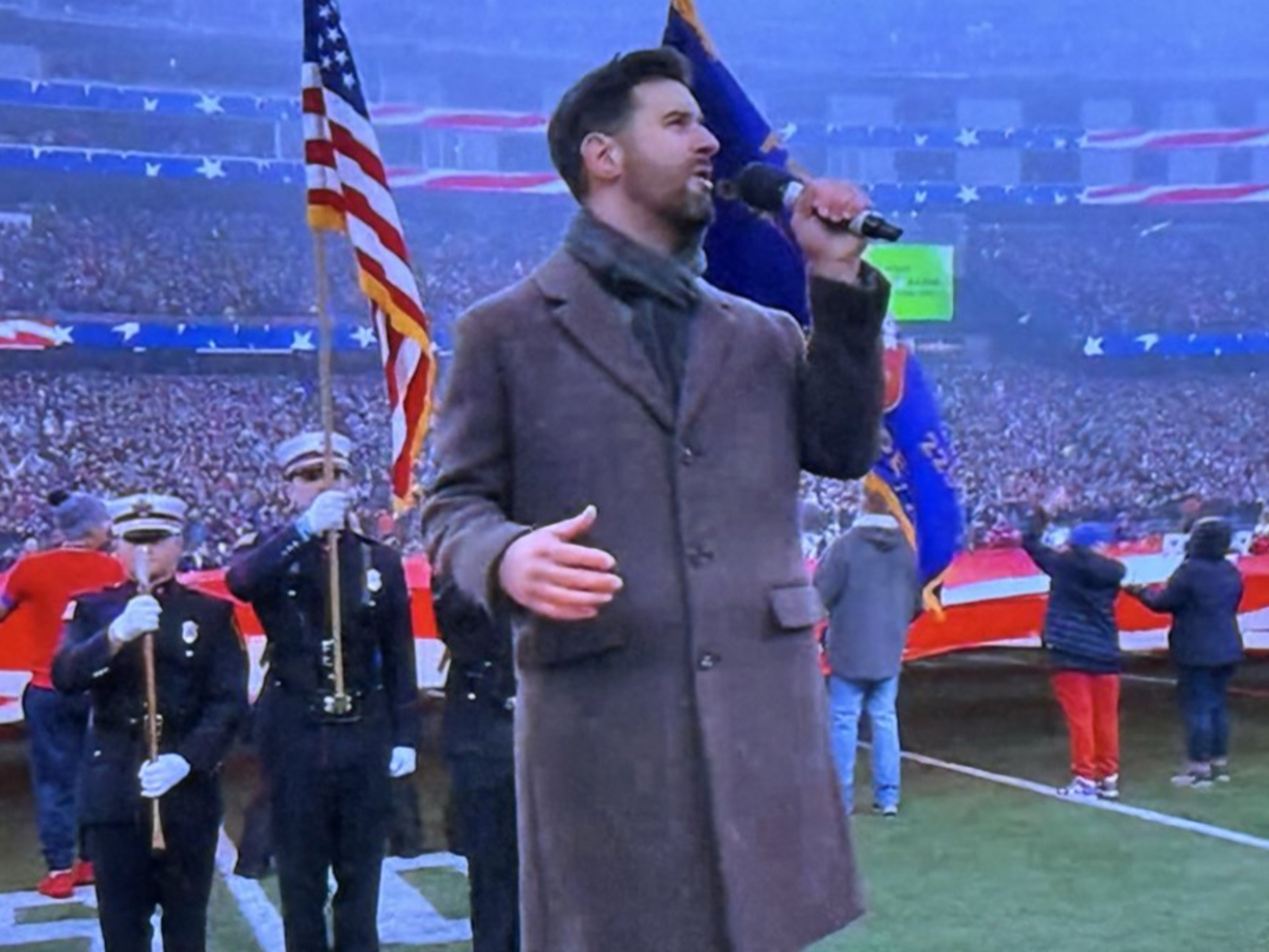 Everyone Had Same Reaction To National Anthem Performance Sunday - The Spun