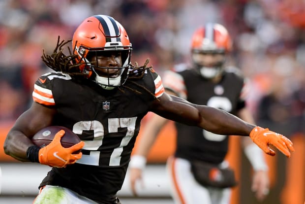 Browns RB Kareem Hunt practices after demanding trade