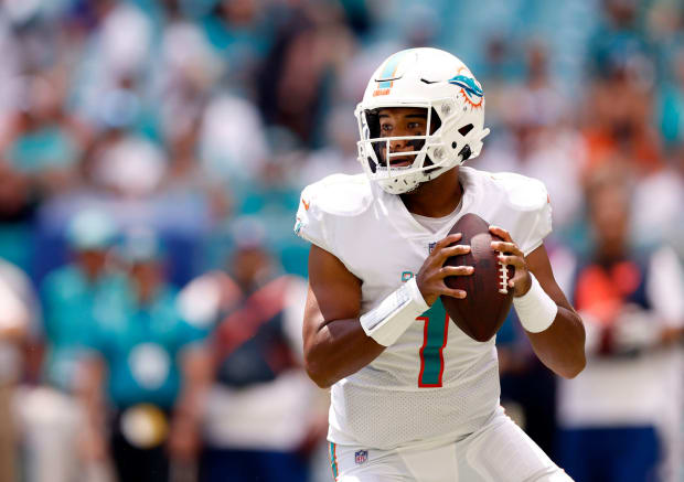 Tua Tagovailoa debuts first pass of Dolphins workouts in bucket hat