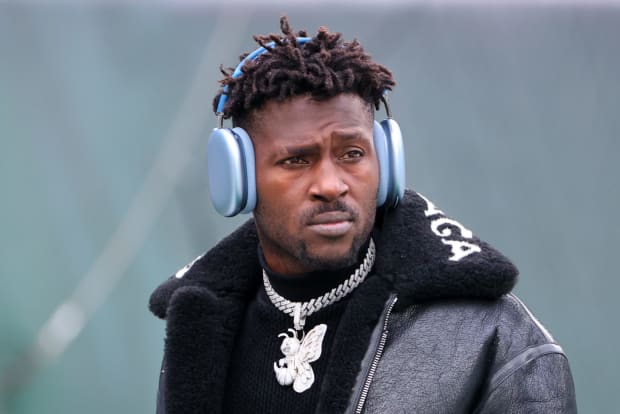 Antonio Brown gets decked out as Kanye's twin after being named PRESIDENT  of Donda Sports by rapper