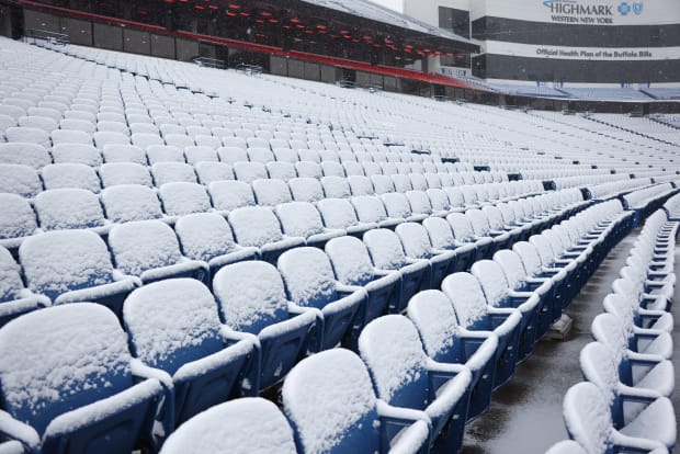 Dolphins-Bills fans throwing snowballs threatened with 15-yard penalty