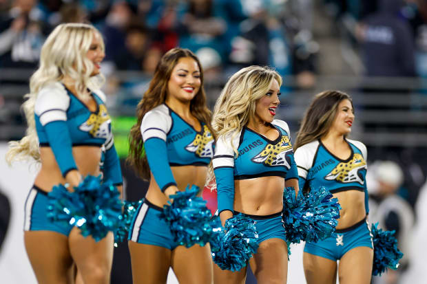 Eagles Cheerleader Goes Viral During Team's Comeback Sunday - The Spun:  What's Trending In The Sports World Today