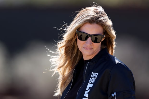 Look: NFL World Reacts To Erin Andrews' Controversial Outfit - The