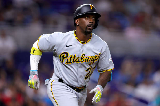 Andrew McCutchen wears mask as Pirates, Padres play after smoke