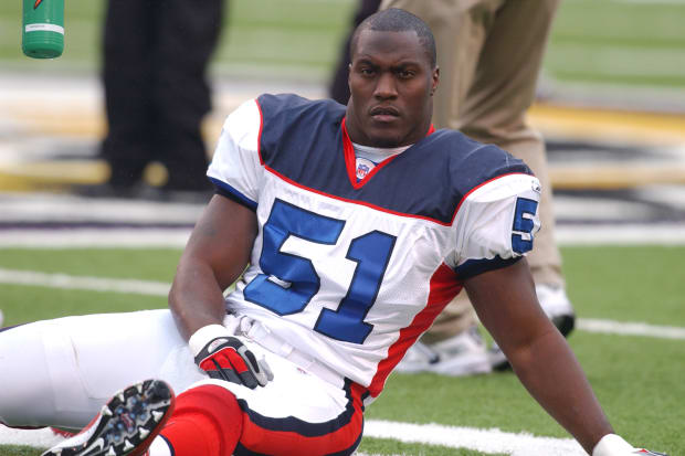 Takeo Spikes honored as 'Legend of the Game' by Bills in home opener