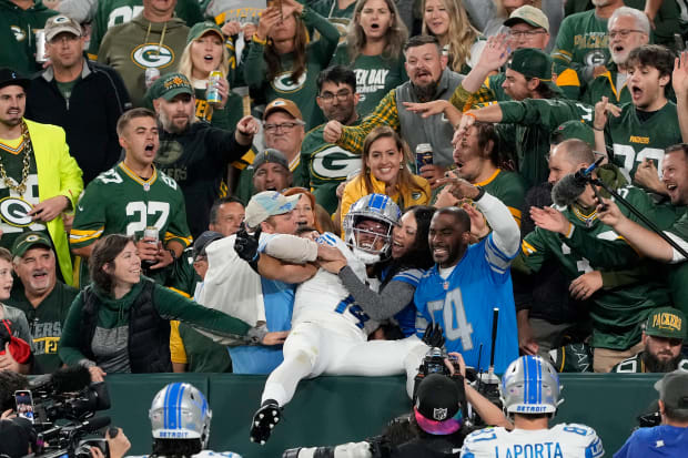 Photo: Seattle Seahawks fan makes fun of the Green Bay Packers