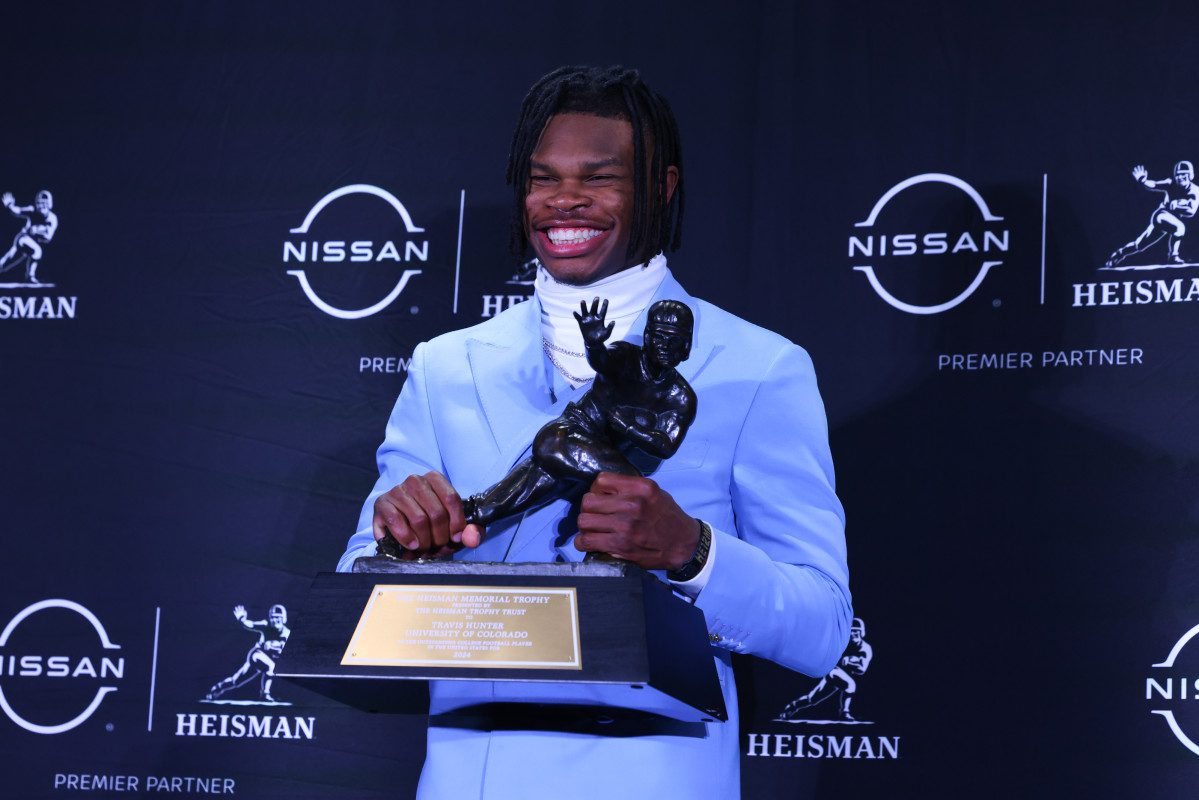 https://thespun.com/.image/c_fit%2Ch_800%2Cw_1200/MjExNDE3NzQ2NTEwOTgwMjU1/college-football-dec-14-heisman-trophy-ceremony.jpg