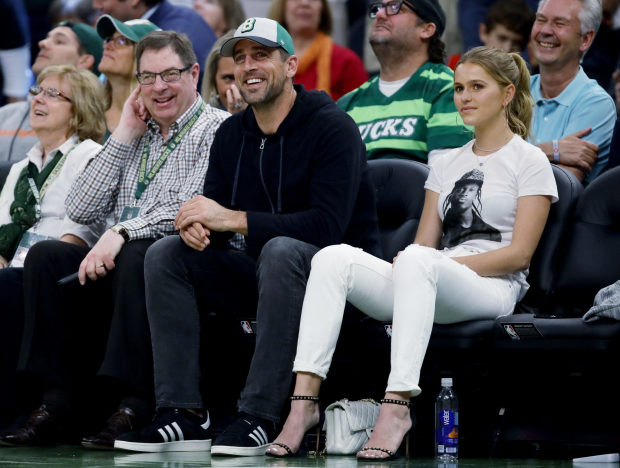 Aaron Rodgers surprises Packers fans at Arizona retirement home