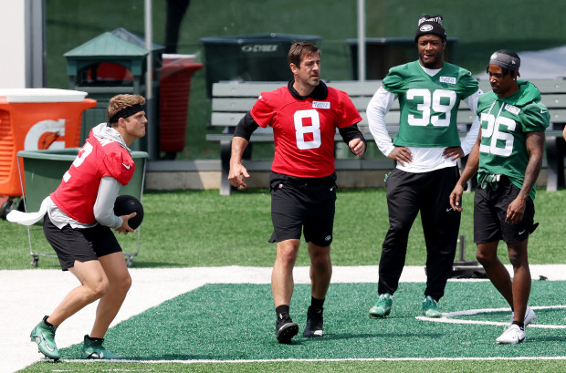 Jets' Aaron Rodgers over calf issue and practicing, providing some